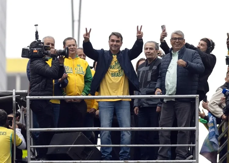 Flávio Bolsonaro reúne a miles de sus seguidores para denunciar la “dictadura” de Moraes y criticar a Lula
