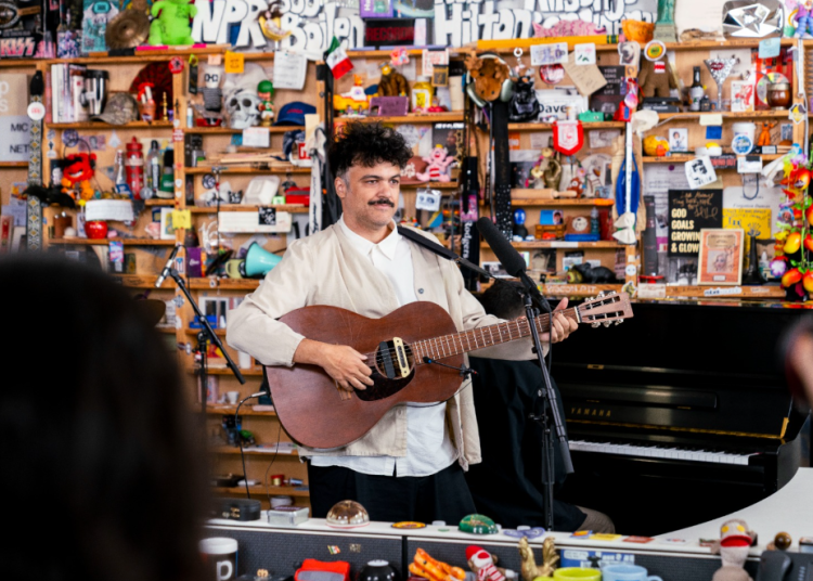 Alex Ferreira llega al Tiny Desk trazando un mapa sonoro de su trayectoria