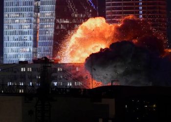 Misil israelí explota cerca de equipo de prensa durante transmisión
