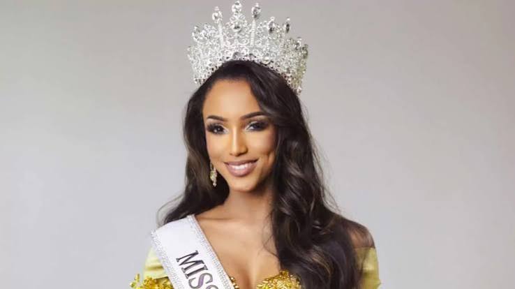 Miss Jamaica 2025 demanda a Miss Universo tras caída que asegura le causó lesiones cerebrales