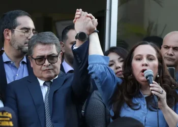 Un juez cierra el caso por fraude y lavado contra expresidente de Honduras indultado en EE.UU.