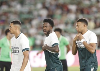 Vinícius, Mbappé y Konaté retiran antes de tiempo la camiseta de apoyo a Ceuta durante el partido del Real Madrid