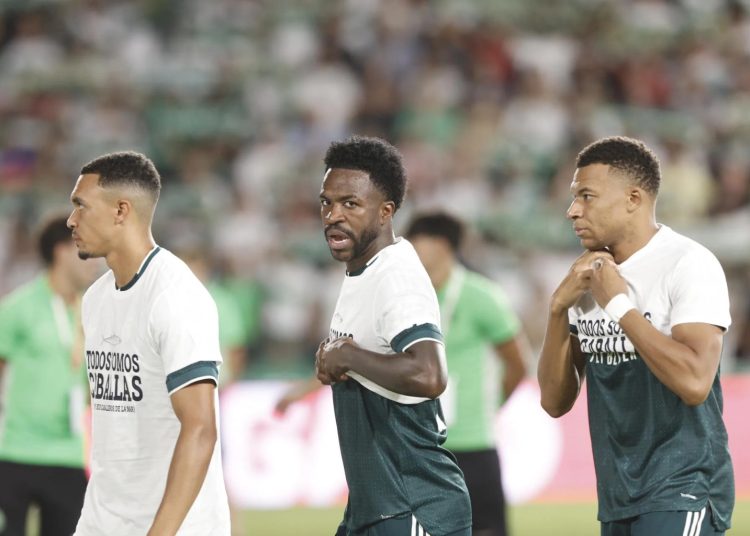 Vinícius, Mbappé y Konaté retiran antes de tiempo la camiseta de apoyo a Ceuta durante el partido del Real Madrid