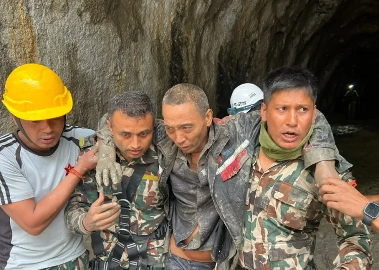 Rescatan con vida a dos personas 11 días después de las riadas en Nepal