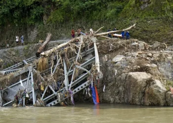 Nepal y China elevan a 1.003 los muertos por la riada y buscan a más de 4.400 desaparecidos