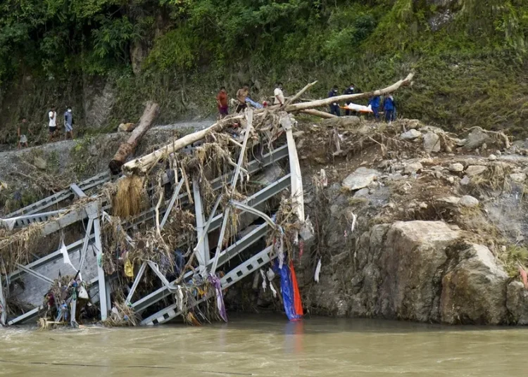 Nepal y China elevan a 1.003 los muertos por la riada y buscan a más de 4.400 desaparecidos