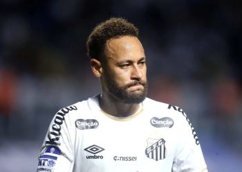Neymar cuestiona el estado de la cancha tras lesionarse en duelo ante Palmeiras