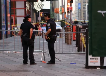 Policía de Nueva York hiere a tiros a mujer acusada de apuñalar a dos personas en Times Square
