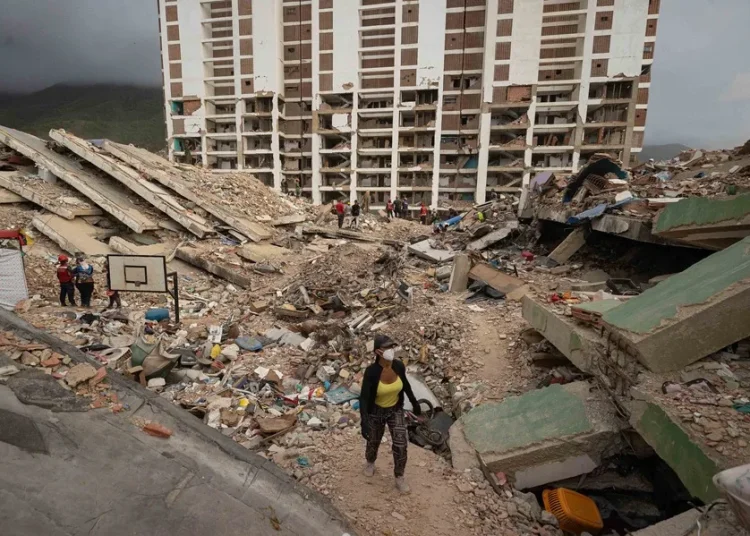 Venezuela demolerá 39 edificios dañados por los terremotos en La Guaira
