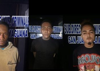 Tres hombres requeridos por la justicia se entregan a la Policía en San Juan