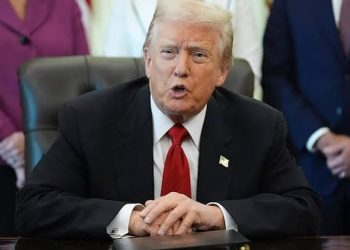 Trump anuncia que repartirá millones de dólares en cheques a 20 millones de personas