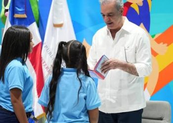 Abinader resalta asistencia a la Feria del Libro y promueve la lectura entre jóvenes