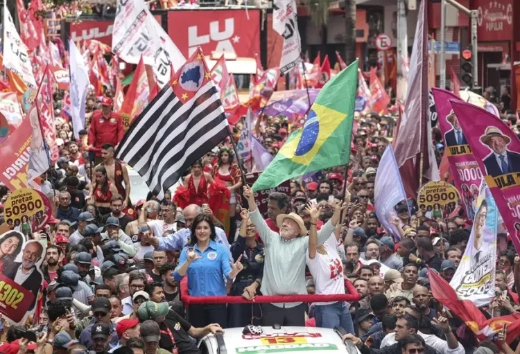 Lula y Bolsonaro se dan un baño de masas en São Paulo en la víspera a las elecciones