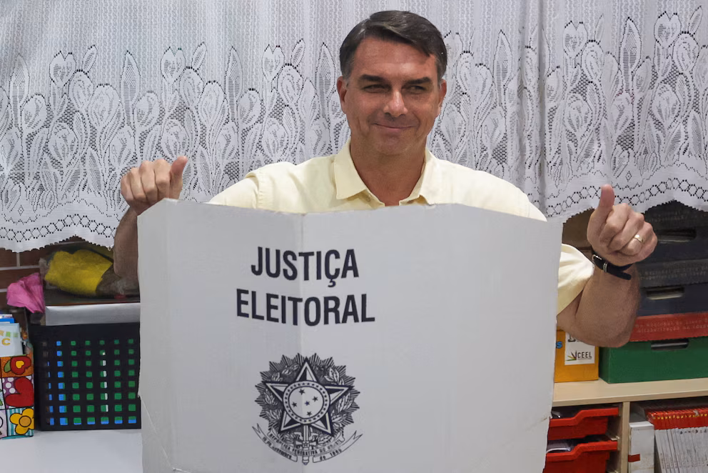 Flávio Bolsonaro asegura que Brasil “necesita un cambio” tras ejercer su voto