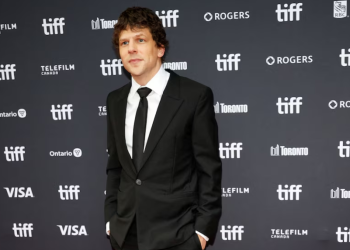 Jesse Eisenberg rechazó millones para volver como Mark Zuckerberg, según Aaron Sorkin: “Es exasperante”