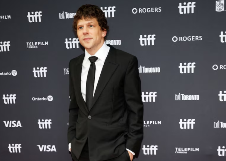Jesse Eisenberg rechazó millones para volver como Mark Zuckerberg, según Aaron Sorkin: “Es exasperante”