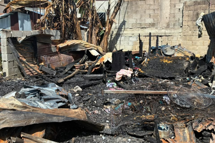 Cinco familias lo pierden todo tras incendio que redujo a cenizas sus casas en El Café de Herrera