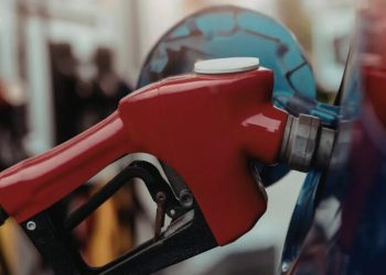 Gobierno congela los combustibles
