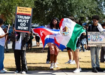 Un juez federal bloquea las multas de Trump a inmigrantes por no salir del país
