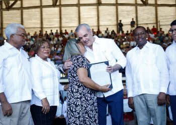 Abinader entrega 1,500 títulos de propiedad a familias de El Almirante II