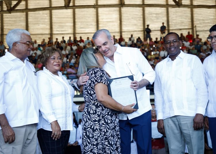 Abinader entrega 1,500 títulos de propiedad a familias de El Almirante II