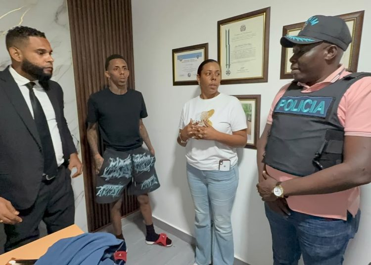Se entrega voluntariamente acusado de asalto al pelotero Félix Amparo