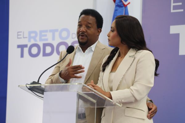 Pedro Martínez exhorta a figuras dominicanas a replicar su aporte a la comunidad