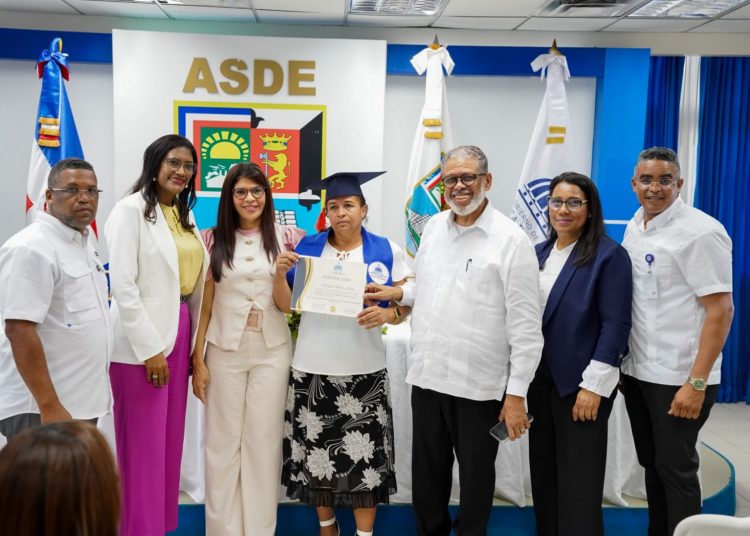 DGDC capacita a 47 residentes de Santo Domingo Este en elaboración de productos químicos