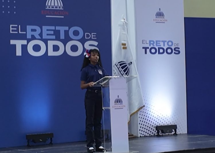 Estudiante conmueve con su discurso en inauguración del complejo Pedro Martínez