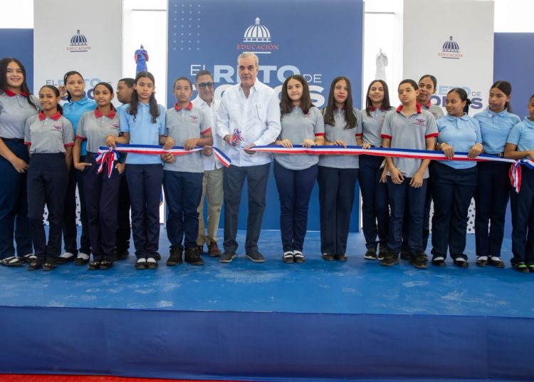 Abinader entrega techado de centro educativo que beneficiará a 665 estudiantes en Rancho Arriba