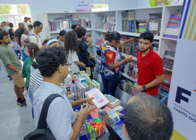 Nuevo Código Penal dominicano despierta interés entre jóvenes en la Feria del Libro