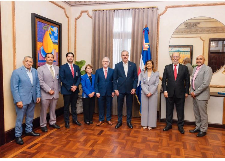 Abinader recibe directiva de ADORA por preparativos de los 100 años de la radio dominicana