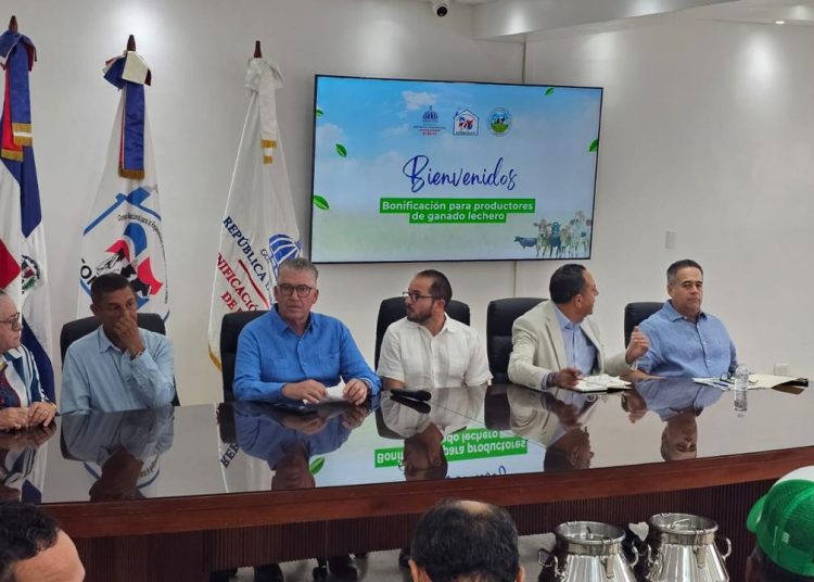 Gobierno entrega RD$30 millones para tecnificar riego de productores lecheros