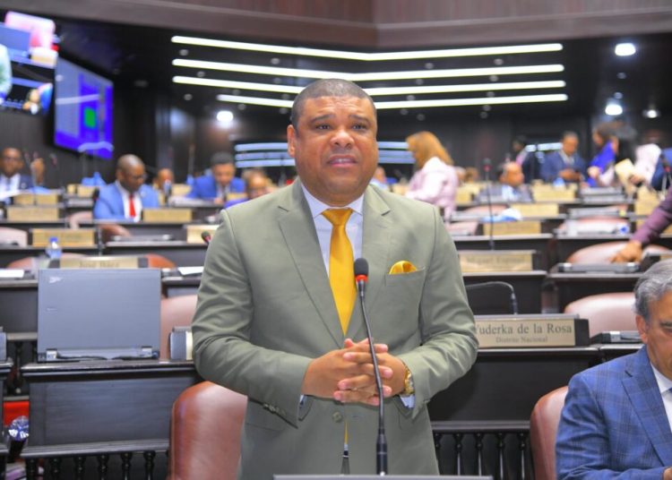 Ramón Raposo aboga por construcción de centro para pacientes con diabetes e hipertensión en SDN