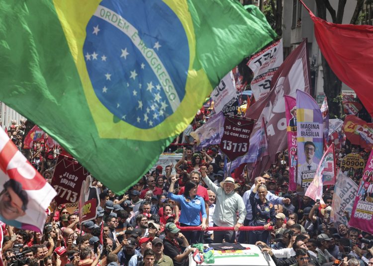 «El último baile»: Lula cierra su campaña en São Paulo ante una multitud vestida de rojo
