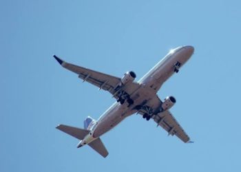 Hallan restos de avión desaparecido con seis personas frente a la costa de EE. UU.