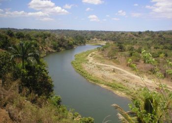 Buscan joven de 20 años arrastrada por corriente del río Haina