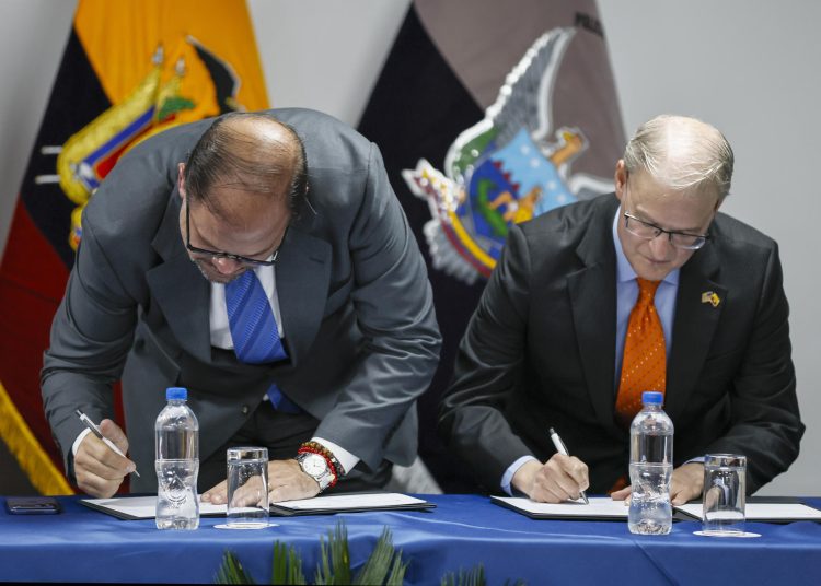 Ecuador firma un acuerdo con EE.UU. para reforzar el control interno de la Policía